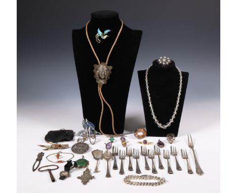 Broches, hangers, kettingen en divers, , ondermeer ring en armband, Fons Reggers en waarbij BWG zilveren exemplaren, bruto 54