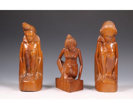 Bali, drie houten gestoken sculpturen, circa 1930-1950; w.o. paar boekensteunen. h. 18,5 - 23 cm [3]