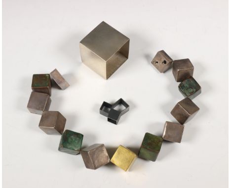 Collier, armband en ring Collier opgebouwd uit kubus vormige schakels waaronder van brons, zilveren ring opgebouwd uit drie o