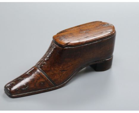 A treen shoe snuff box