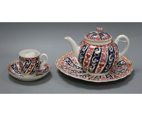 A Worcester 'Queen Charlotte' pattern part tea service, circa 1765, comprising teapot and cover, cup, saucer and plate