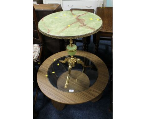 A RETRO DENMAR FURNITURE COFFEE TABLE - Dia. 75.5 CM, TOGETHER WITH AN ONYX LAMP TABLE 