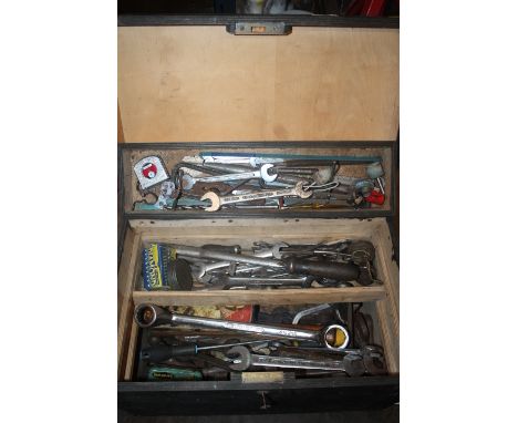 A LOCKING WOODEN CARPENTERS TOOL BOX AND CONTENTS SPANNER ETC