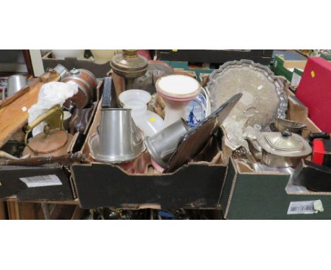 THREE TRAYS OF COLLECTABLES TO INCLUDE METAL WARE, OIL LAMP ETC 