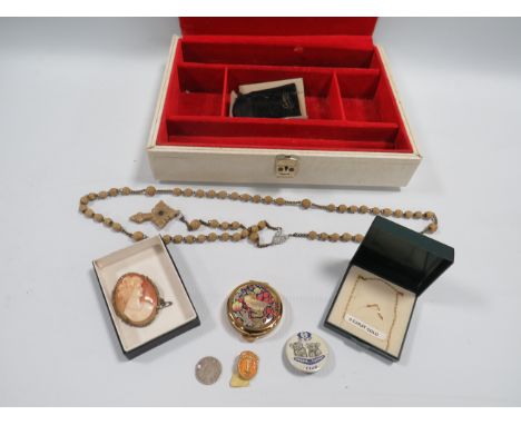 A SMALL COLLECTION OF VINTAGE JEWELLERY ETC TO INCLUDE CAMEO BROOCH IN SILVER MOUNT AND 9 CARAT GOLD FINE CHAIN