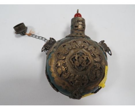 A TIBETAN JADE STYLE TABLE SNUFF BOTTLE WITH DECORATIVE METAL OVERLAYS , LID HAVING A REPLACEMENT MODERN CHAIN