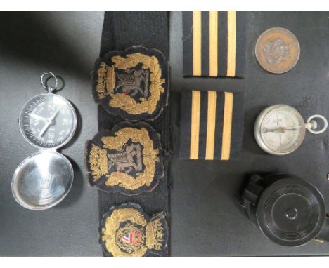 A BAG OF ASSORTED COLLECTABLE'S TO INCLUDE MILITARY CLOTH BADGES, COMPASS ETC 