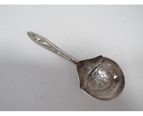 AN ANTIQUE ENGRAVED SILVER CADDY SPOON - BIRMINGHAM 1817