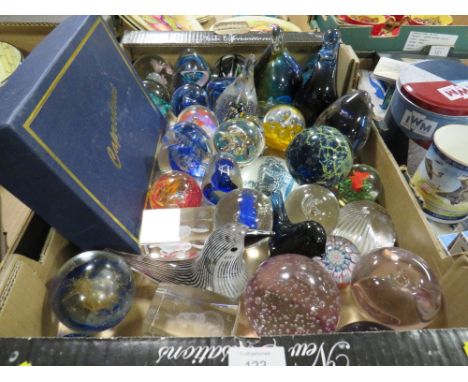 A TRAY OF ASSORTED GLASS PAPER WEIGHTS ETC TO INCLUDE CAITHNESS EXAMPLES 