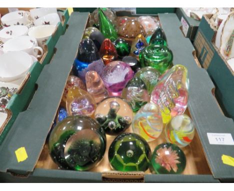A TRAY OF ASSORTED GLASS PAPER WEIGHTS ETC TO INCLUDE CAITHNESS EXAMPLES 