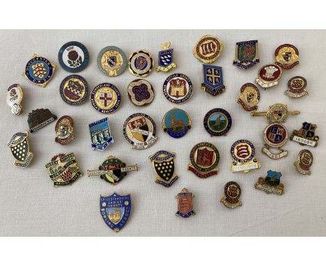 A quantity of assorted vintage enamelled bowling pin back badges.  