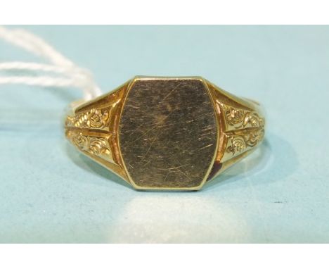 A 9ct gold signet ring with engraved decoration, size Y, 5.2g.