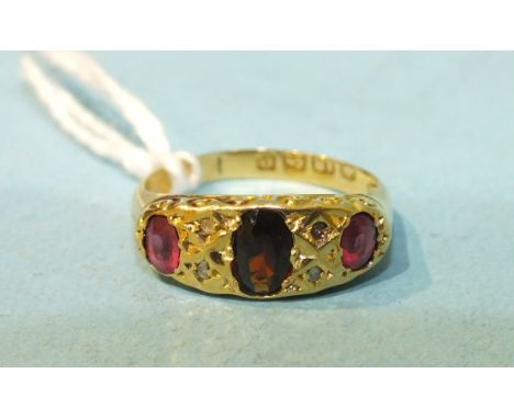 An 18ct gold ring set garnets, size K, 2.3g.