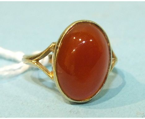 A 9ct gold ring set cornelian cabochon, size J, 2.9g.