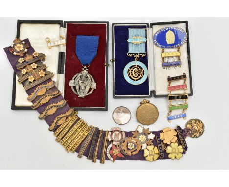 MASONIC MEDALS AND OTHER ITEMS, to include a boxed silver 1914-1918 Masonic medal, engraved to the reverse 'Bro H.W.Fender No