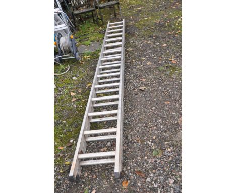 AN ABRU ALUMINIUM DOUBLE EXTENSION LADDER, extended length 4.2, 15 rung to each length