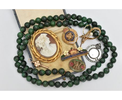 A BAG OF ASSORTED JEWELLERY, to include a boxed yellow metal cameo brooch, centring on a carved shell cameo depicting a lady 