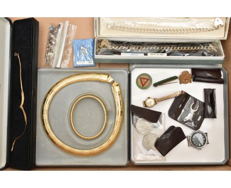 A SELECTION OF JEWELLERY, to include a 9ct gold bracelet, import mark for London, approximate weight 1.5 grams, together with