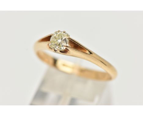 A SINGLE STONE DIAMOND RING, the old mine cut diamond in an eight claw setting to the bifurcated shoulders and plain band, es