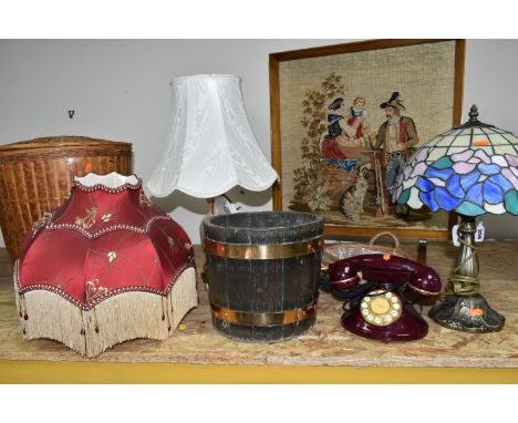 A GROUP OF TABLE LAMPS AND OTHER DECORATIVE HOMEWARES, comprising a resin based table lamp with leaded shade, total height 45