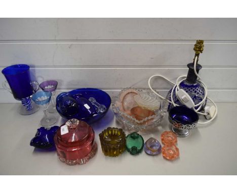 MIXED LOT COMPRISING VARIOUS GLASS WARES TO INCLUDE A BOHEMIAN GLASS TABLE LAMP, VARIOUS BLUE GLASS WARES, ASHTRAYS, BOWLS ET