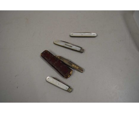 BOX OF PEN KNIVES TO INCLUDE MOTHER OF PEARL MOUNTED EXAMPLES