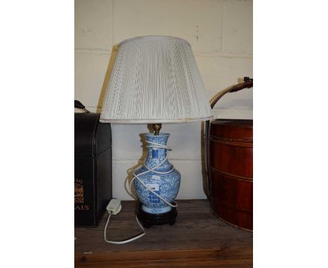 MODERN CHINESE BLUE AND WHITE CERAMIC TABLE LAMP WITH SHADE