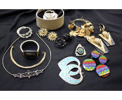 Vintage costume jewellery, late 20th Century, to include earrings, rings, a Links keyrings, etc