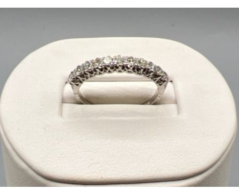 Ladies 18ct white gold diamond 11 stone ring, size O (2.21g)