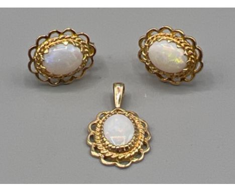 Ladies 18ct gold fancy patterned Opal stud earrings and matching pendant (2.55g)