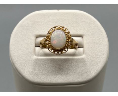 Ladies 18ct gold fancy patterned opal ring, size R (3.92g)