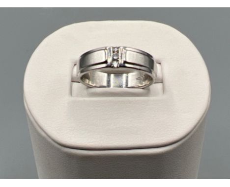 Gents 9ct white gold 3 stone diamond ring, size T (4.57g)