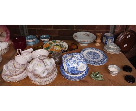 SHELF WITH PART SET OF TUSCAN FINE ENGLISH BONE CHINA, MISC MYOTTS COUNTRY LIFE BLUE & WHITE PLATES & MISC OTHER CHINAWARE