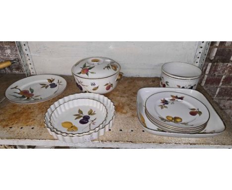 SHELF OF ROYAL WORCESTER, EVESHAM CHINA
