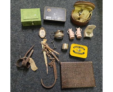 CARTON OF MISC BRIC-A-BRAC, EMPTY TINS, IRON STAPLES, BRACKETS, VINTAGE ELECTRIC RAZOR & OTHER BRIC-A-BRAC