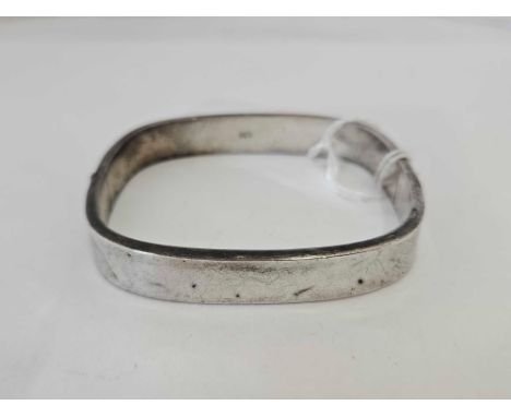 A HINGED SILVER BANGLE