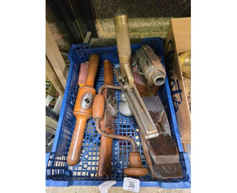 SMALL CARTON OF VINTAGE HAND TOOLS, BLOW LAMP, BLOCK PLANE, RIVETER & 2 TOOL HOLDERS