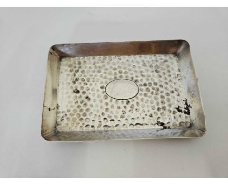 AN OBLONG SILVER DISH WITH HAMMERED FINISH, LONDON 1910, GOLDSMITH'S CO, 56g
