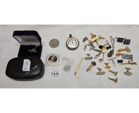 TUB WITH INGERSOLL POCKET WATCH A./F, COMMEMORATIVE COINAGE, A PEWTER ENGINE TIE TAC & QTY OF CUFF LINKS & OTHER JEWELLERY