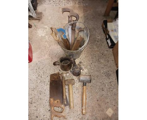 GALVANISED BUCKET WITH MISC HAND TOOLS, BLOW LAMP & A VINTAGE COPPER JUG