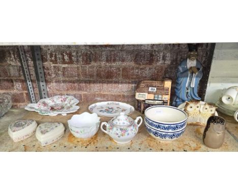 SHELF OF MISC CHINAWARE INCL; WEDGWOOD VALENTINE DAY HEARTS, ORIENTAL FIGURINE, THORNTONS MONEY BOX & A WEDGWOOD GLASS OWL PA