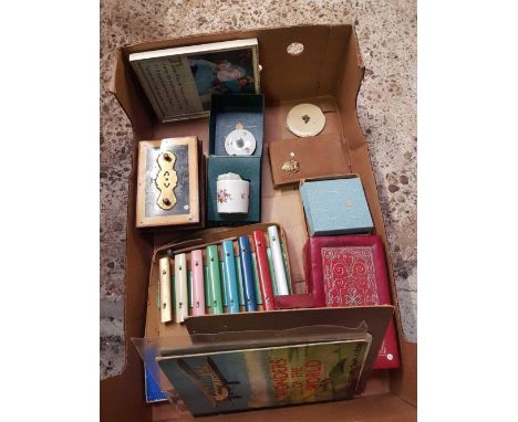 CARTON WITH VINTAGE XYLOPHONE, POWDER COMPACTS, SMALL CASH BOX & A MINTON MUSTARD POT