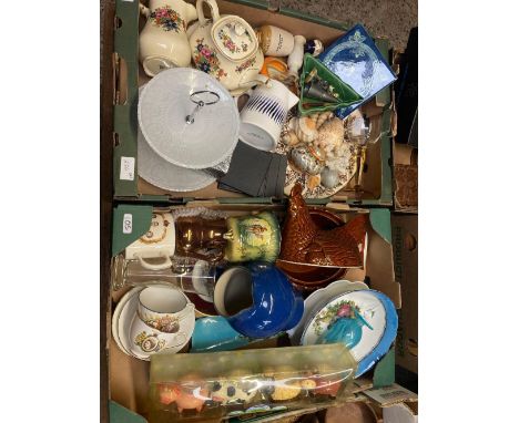 2 CARTONS OF DECORATIVE SHELLS, A CAKE STAND, TEA POT, JUGS, COMMEMORATIVE CUPS & SAUCERS, AN EGG CROCK & MISC CHINAWARE