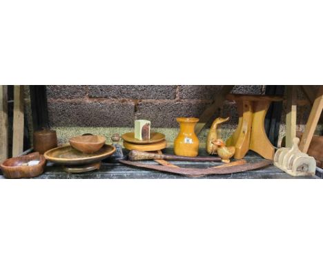 SHELF OF MISC TREEN ITEMS INCL; SMALL WOODEN CLUB, 2 BOOMERANGS, SMALL WOOD STOOL & OTHER ITEMS