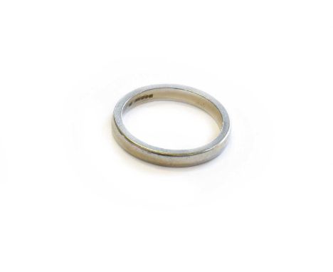 A Platinum Band Ring, finger size K1/2Gross weight 4.6 grams.