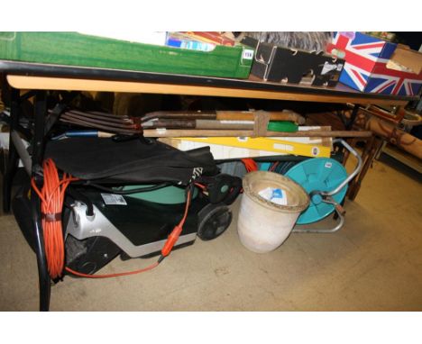 Quantity of gardening tools