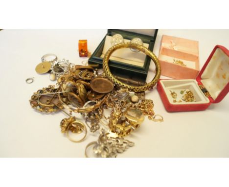 A small quantity of jewellery to include a cased pair of Brittania silver cufflinks.