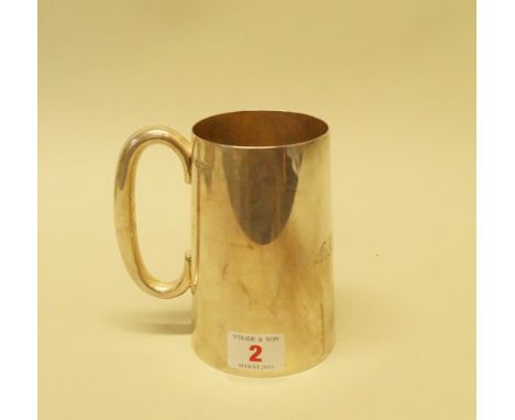 A silver tapering cylindrical beer mug, by Walker & Hall, Sheffield 1951, 12.5cm, 354g. Condition Report: In good order havin