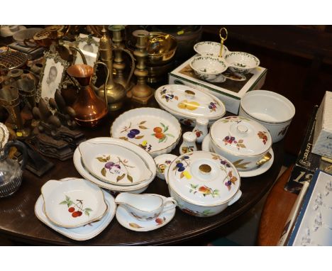 A quantity of Royal Worcester "Evesham" dinnerware and a Portmeirion "The Holly & The Ivy" Hors D'oeuvres dish