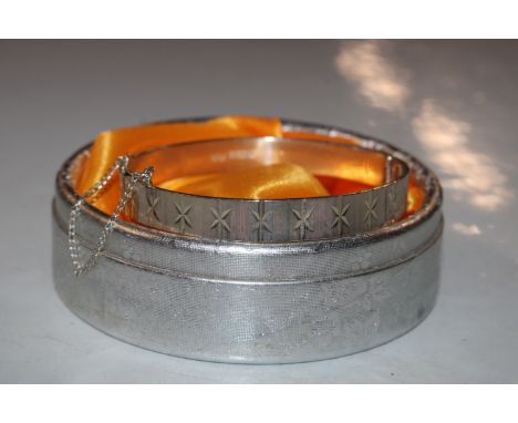 A 1967 Monomil Birmingham Sterling silver solid bangle, approx. 19gms 